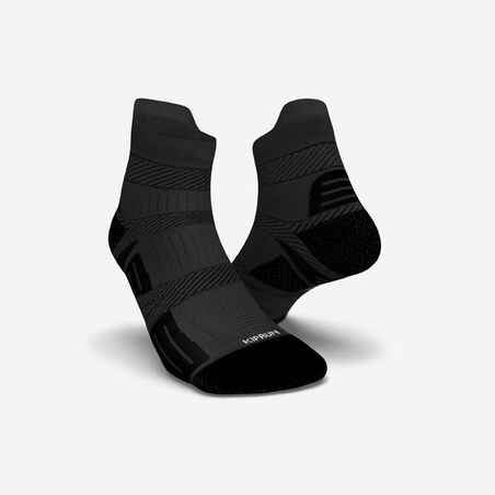 Črne tekaške nogavice s tankimi črtami