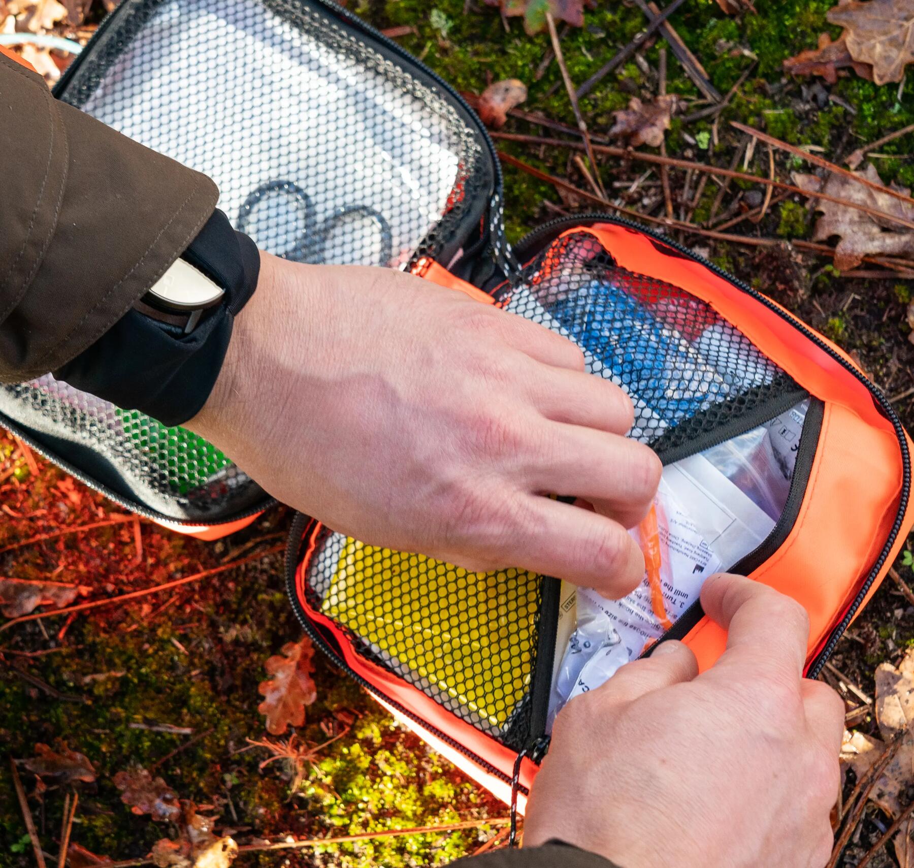 L'intérieur de la trousse de secours pour chien Solognac