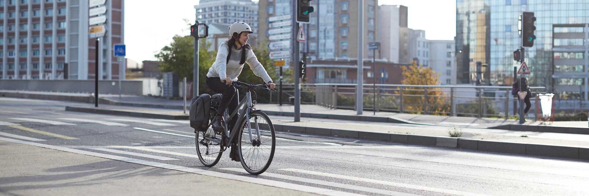 mujer en bicicleta