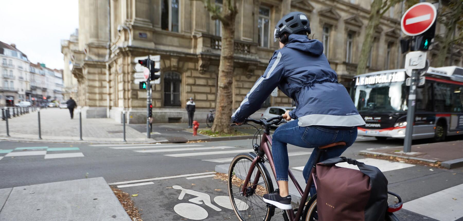 Frau fährt ein City-Bike auf der Straße