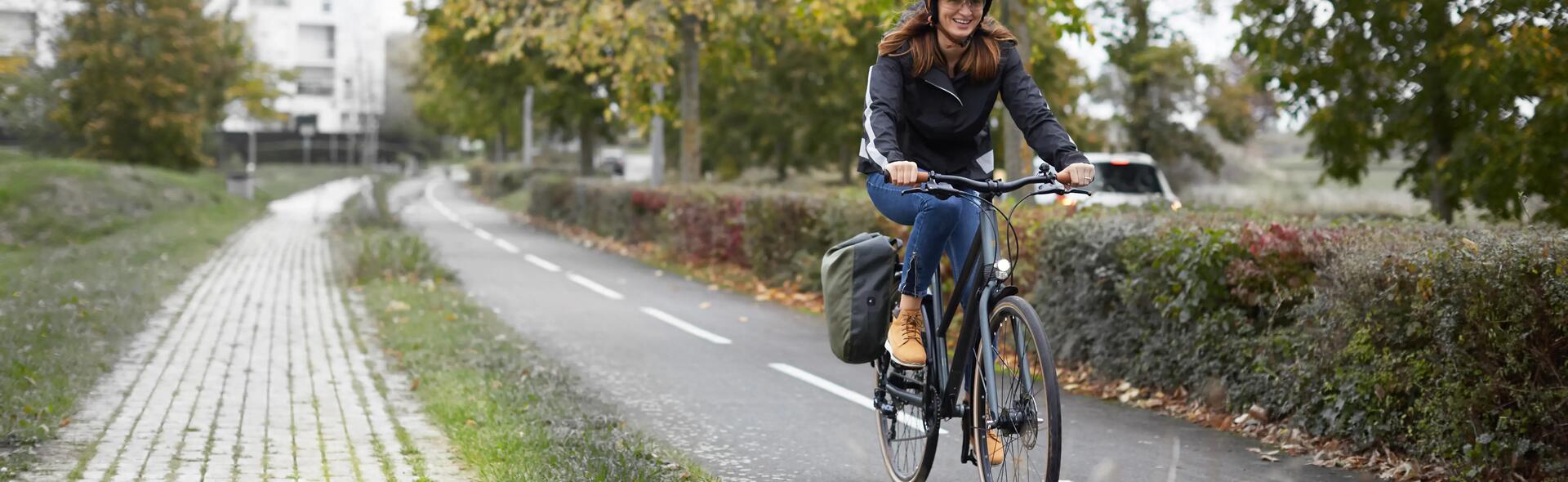 senhora a andar de bicicleta na cidade