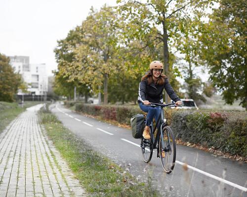 senhora a andar de bicicleta na cidade