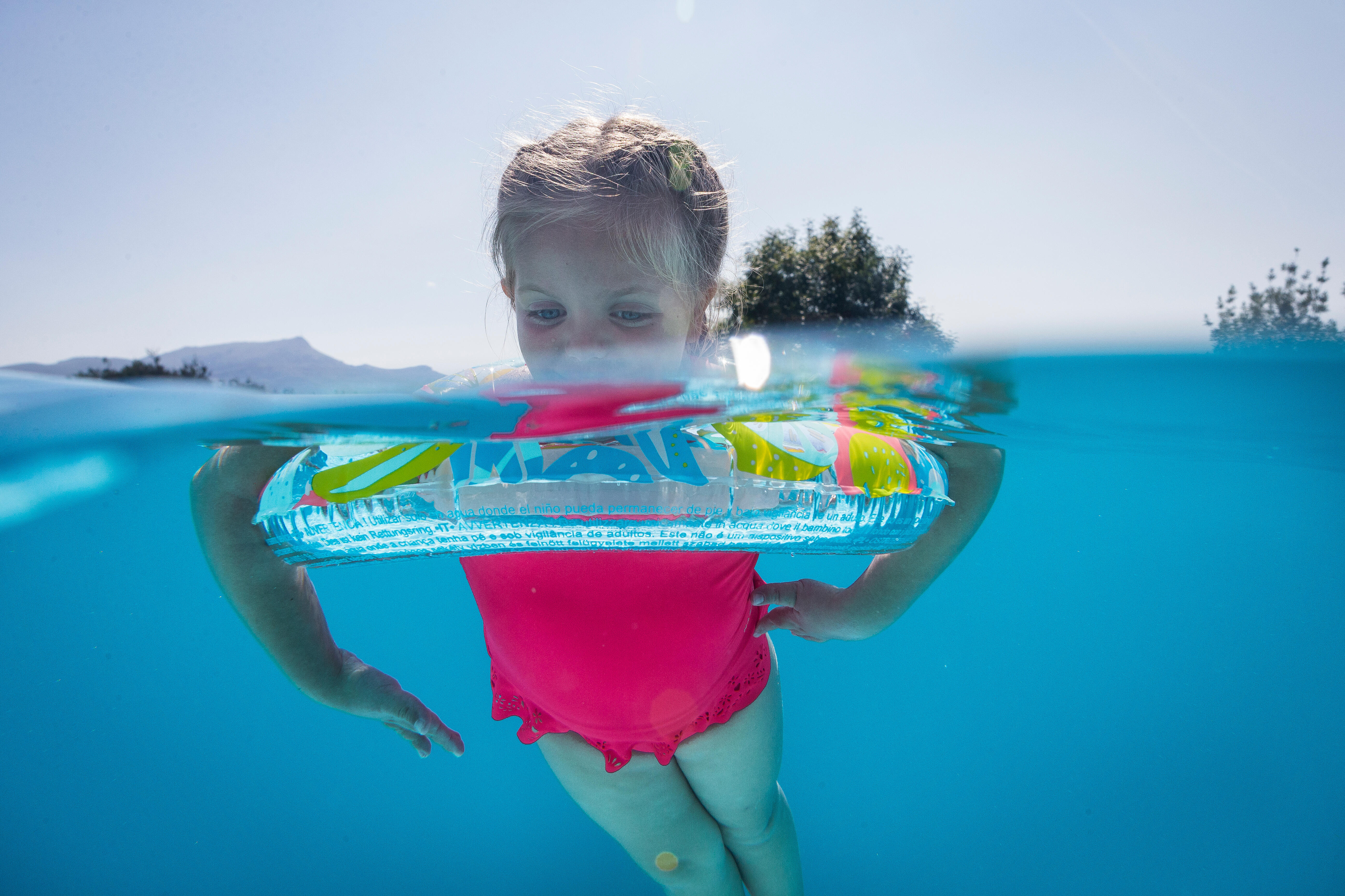 Maillot de bain 1 pièce fille, imprimé art déco, bleu et rose fluo