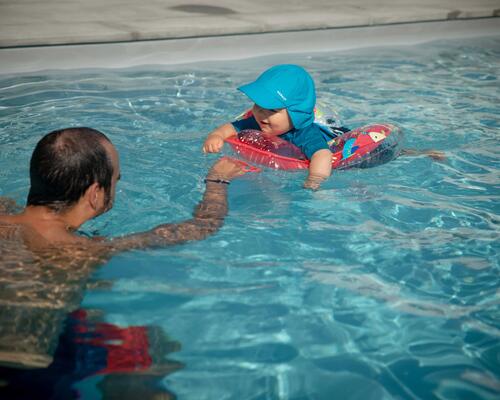 Natation : comment préparer le sac pour bébé nageur ?