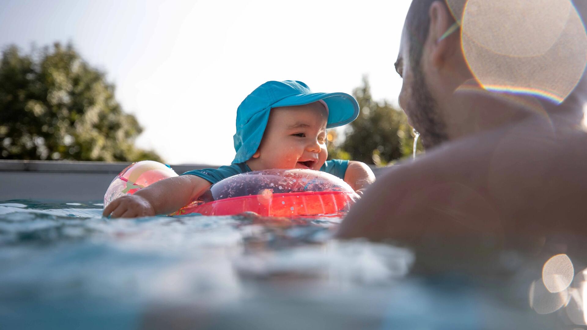 bebe com pai na piscina