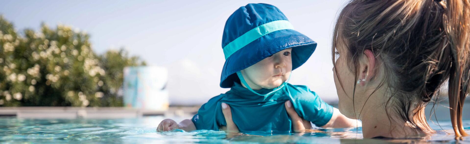 bébé dans une piscine avec sa maman