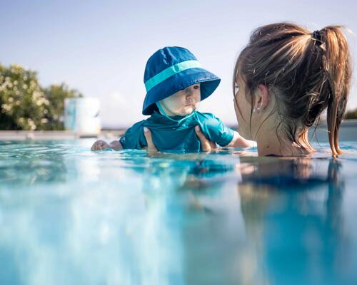 bébé dans une piscine avec sa maman