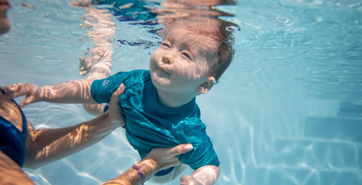 bébé immersion sous l'eau éveil aquatique bébé nageur