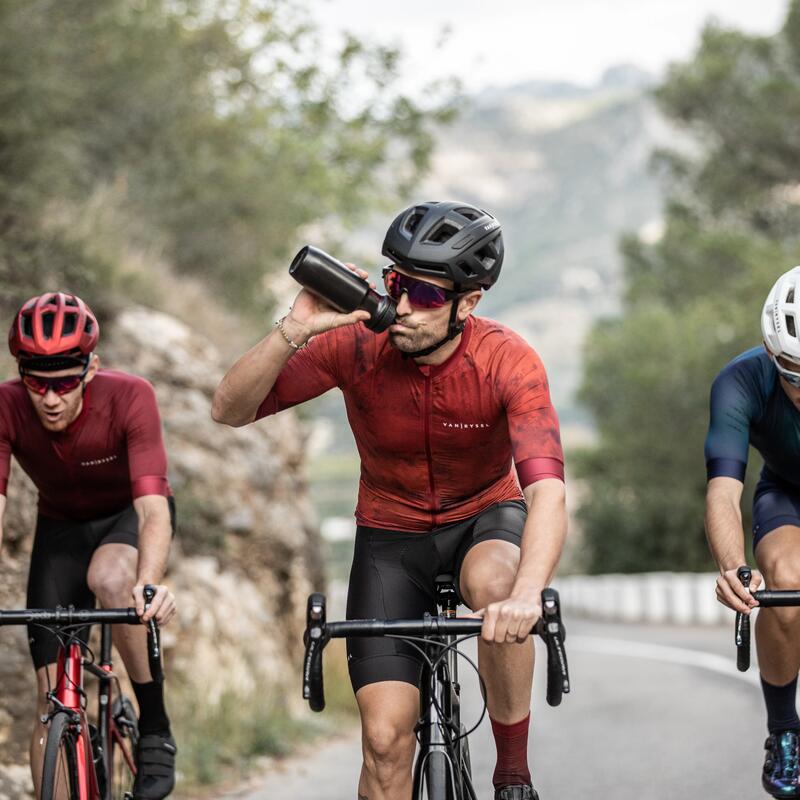3 cyclists on their bikes