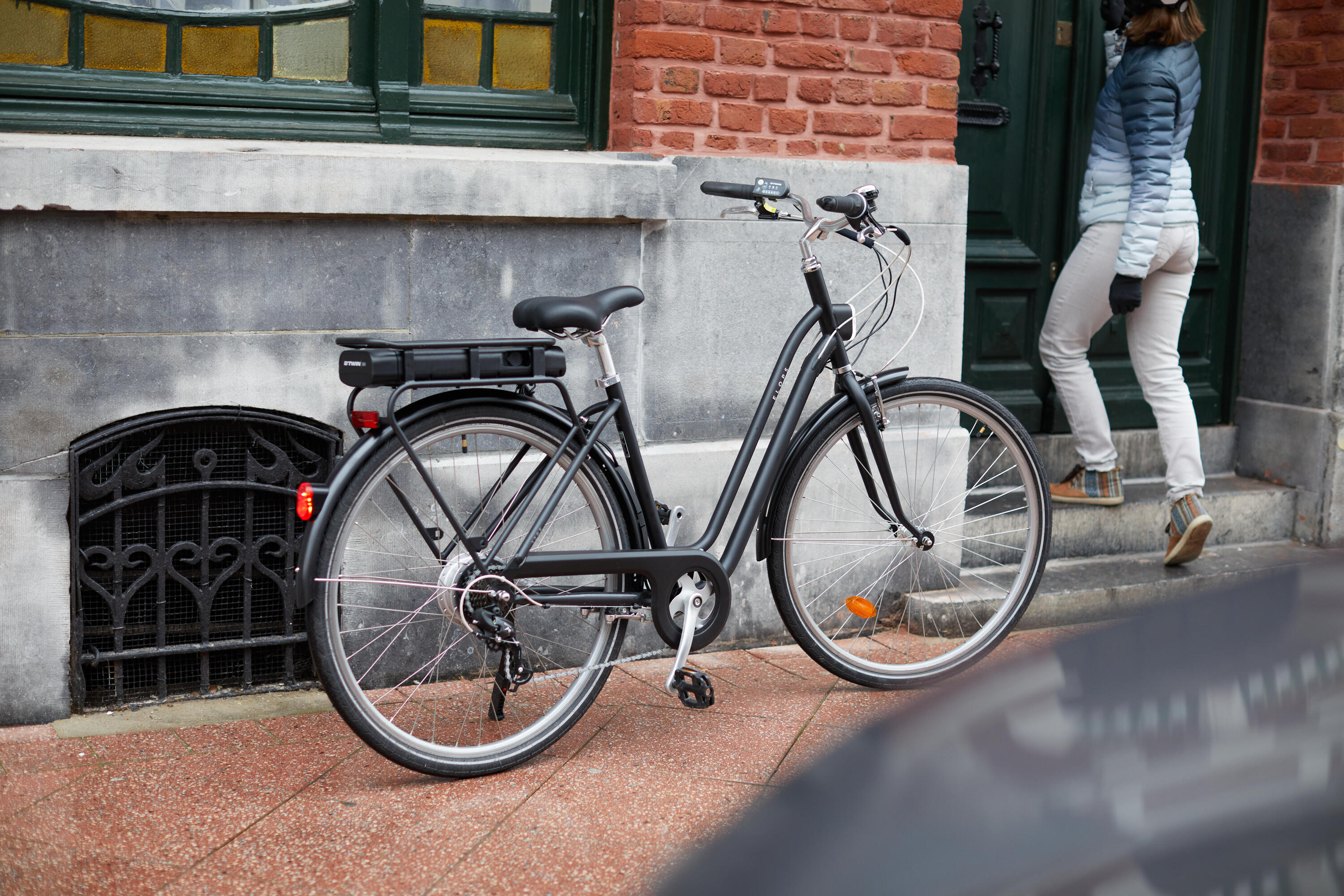 Fully-equipped, v-brake, low frame electric city bike, black 2/25