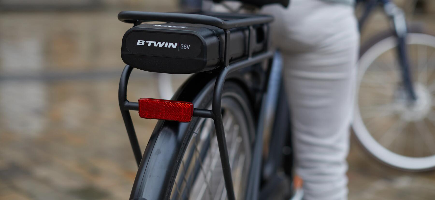 Bicicleta elétrica na cidade, parte de trás da bicicleta - motor