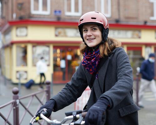 Dois-je porter un gilet jaune et un casque quand je fais du vélo ?