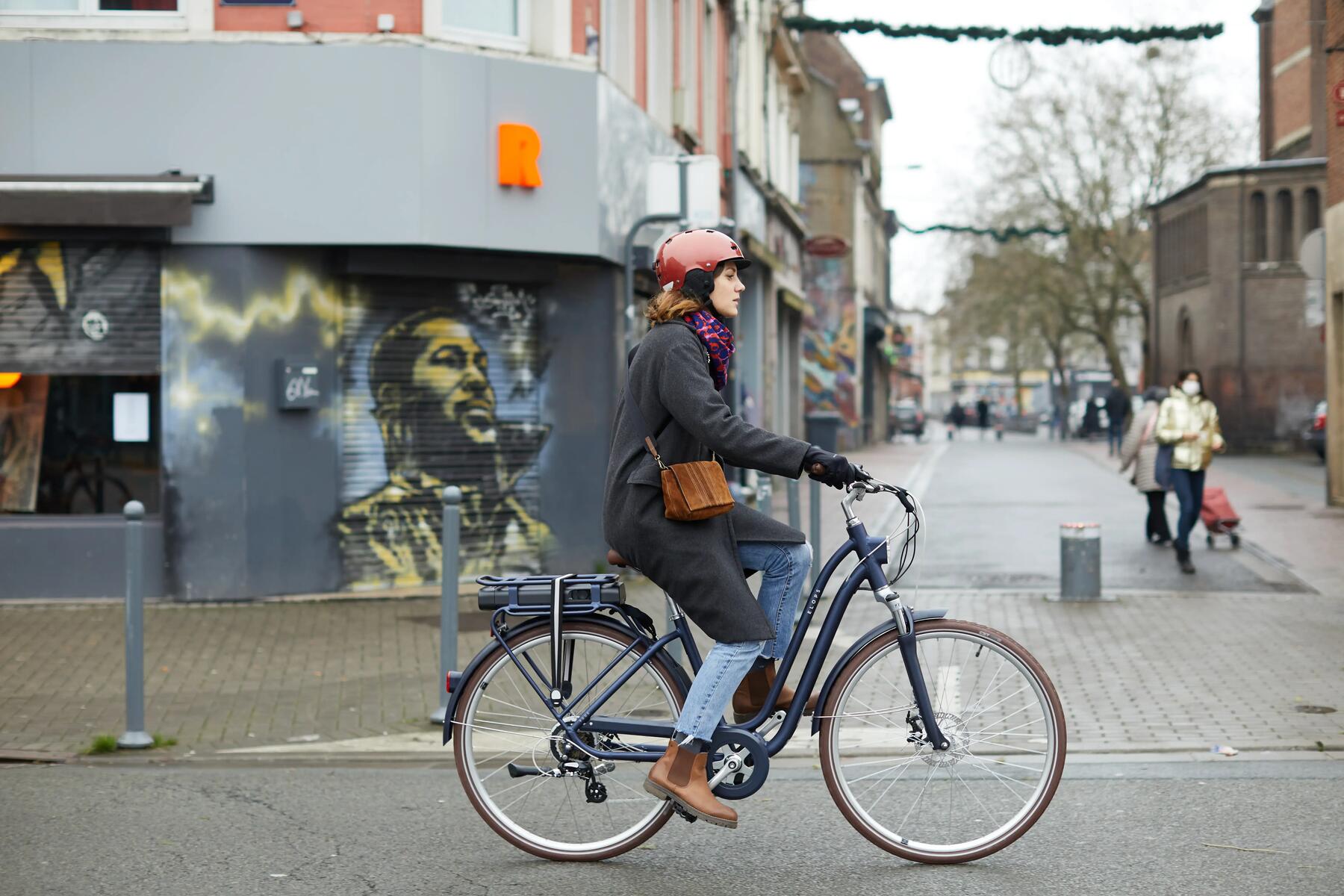 vrouw-elektrische-fiets-stad