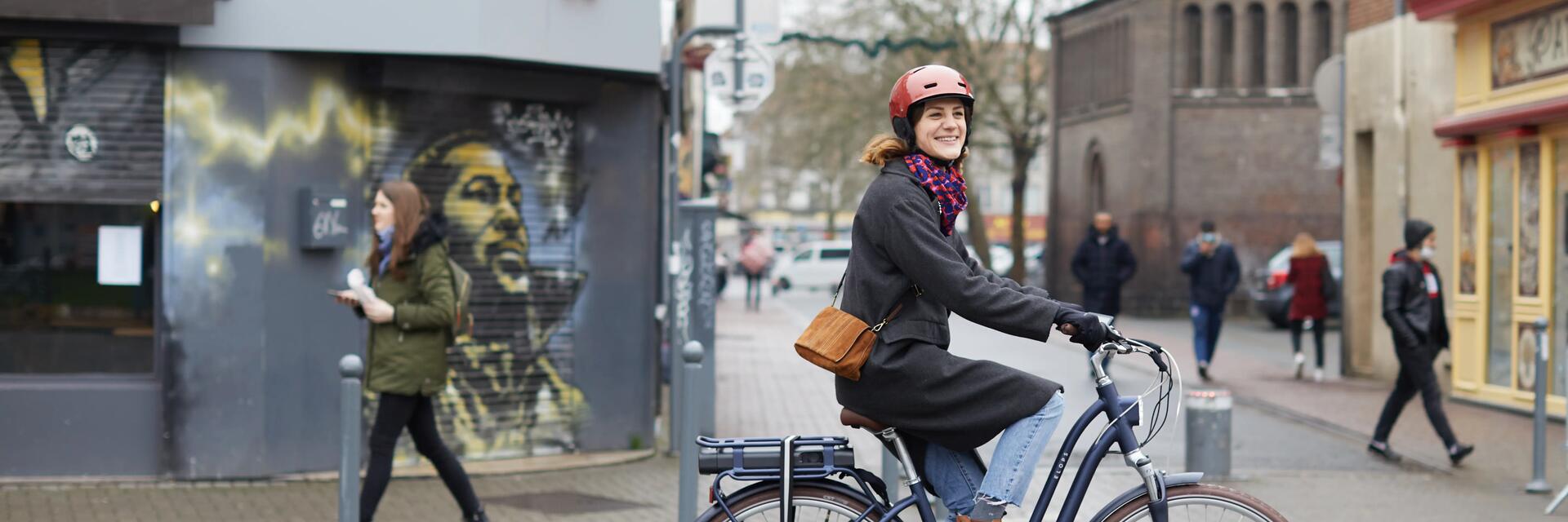 Kobieta jadąca na rowerze elektrycznym