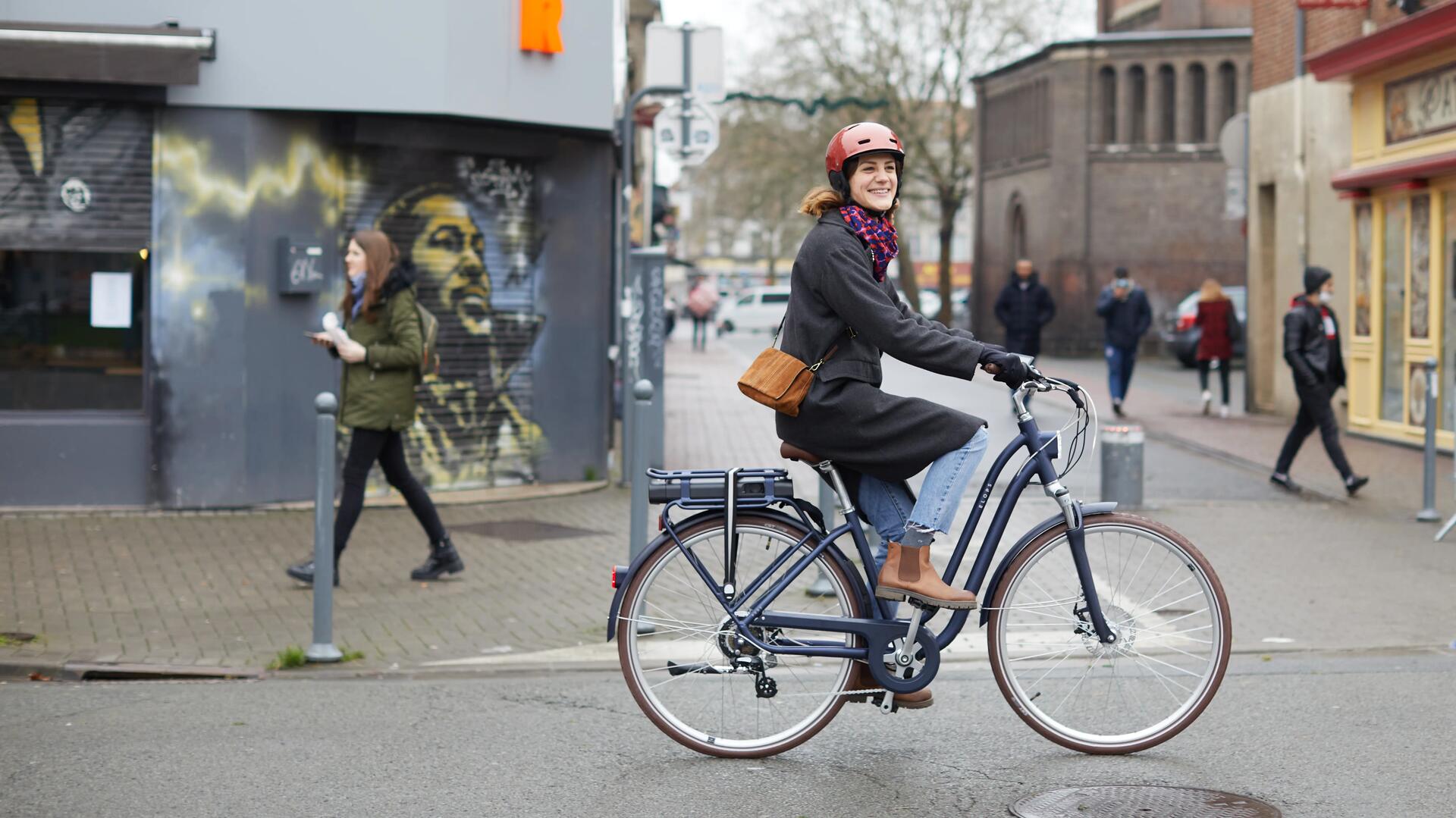 Bicicleta eléctrica de paseo urbana cuadro bajo Elops 900E azul marino