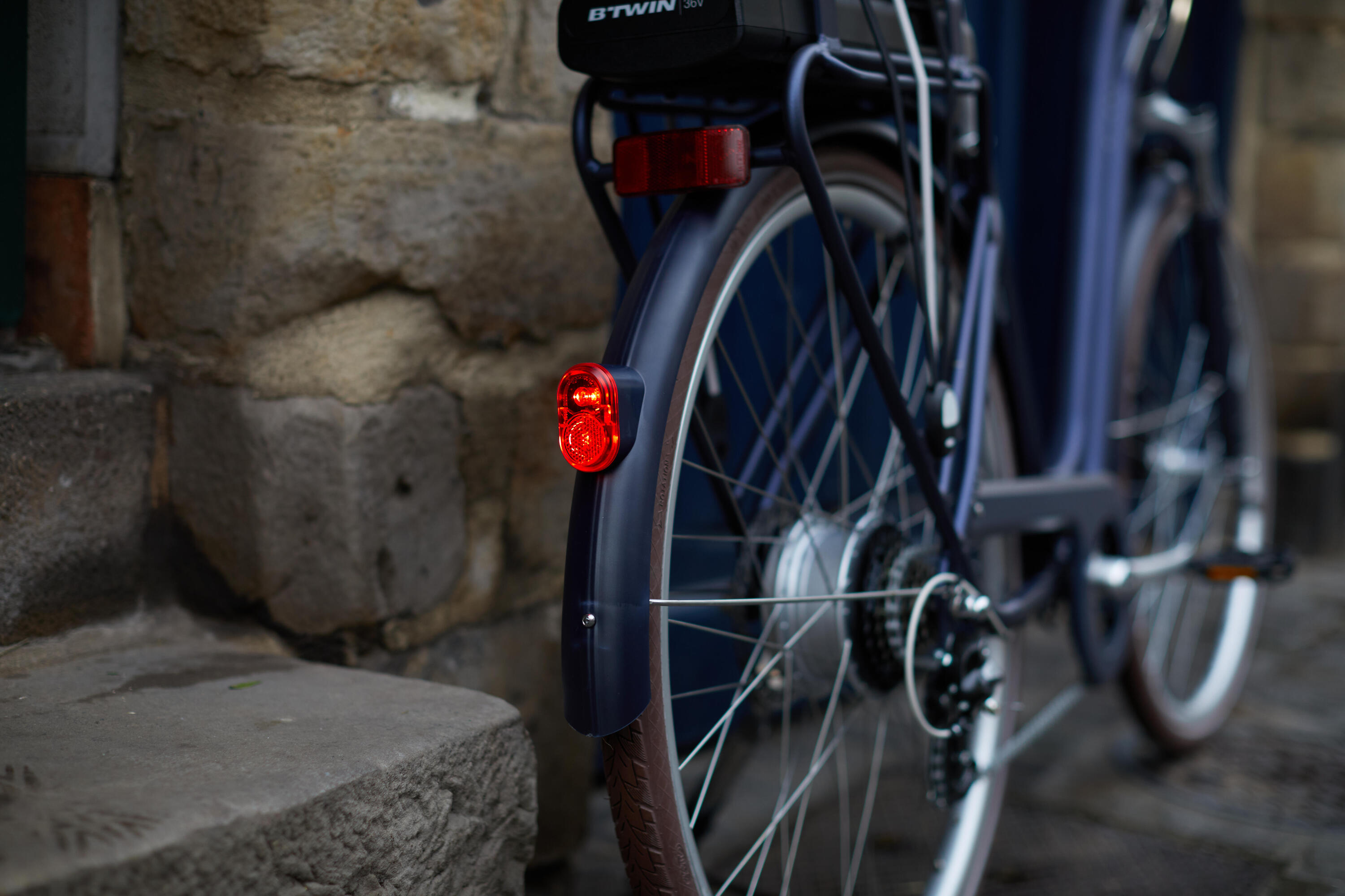 Seconde vie - VELO DE VILLE ELECTRIQUE ELOPS 900 E CADRE BAS BLEU MARINE 24/26