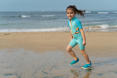 Petite fille qui s'amuse sur la plage