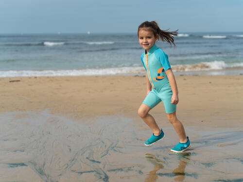 Petite fille qui s'amuse sur la plage