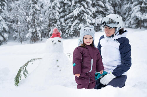 Enfant En Bas âge Habillé Sans Risque Pour Skier Avec Le Casque