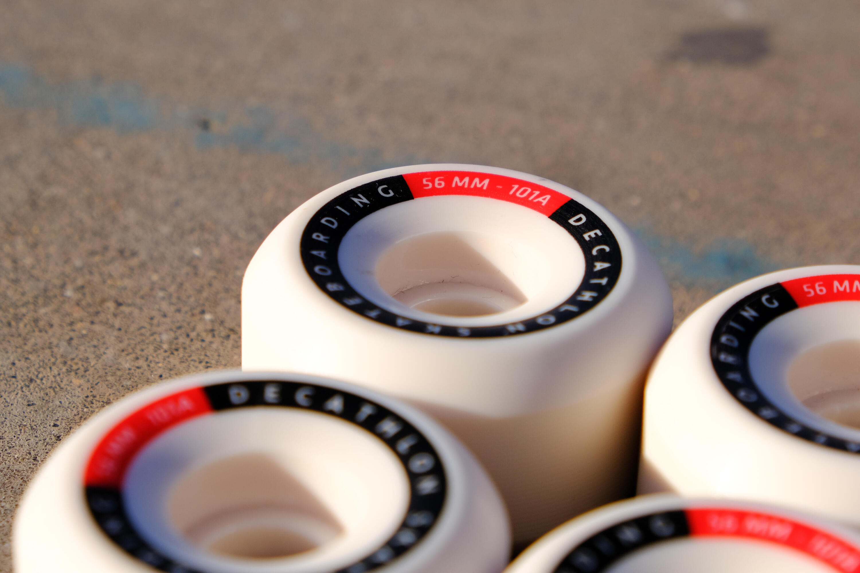 Sada 4 skateboardových koleček 56 mm 99A bílá kónická 12/13
