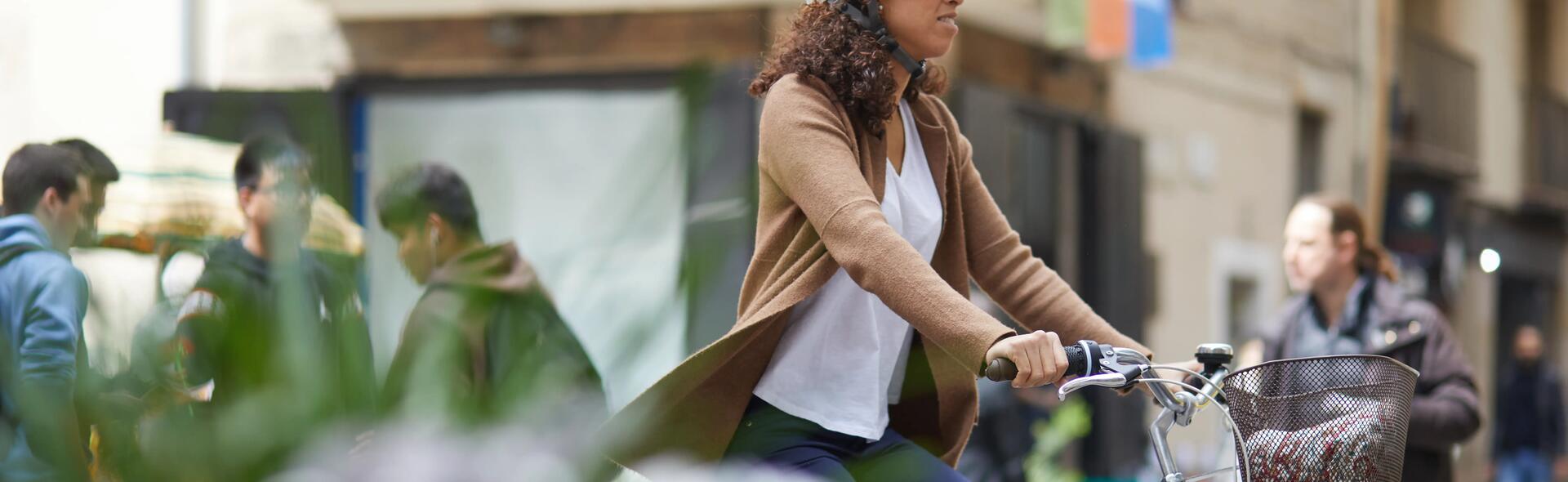 mulher gravida a andar de bicicleta