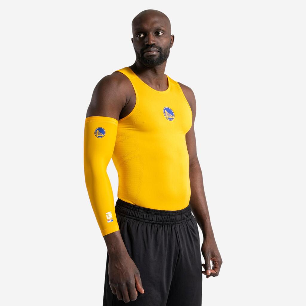 ŠTITNIK ZA LAKAT E500 ZA KOŠARKU ZA ODRASLE - NBA GOLDEN STATE WARRIORS/ŽUTI