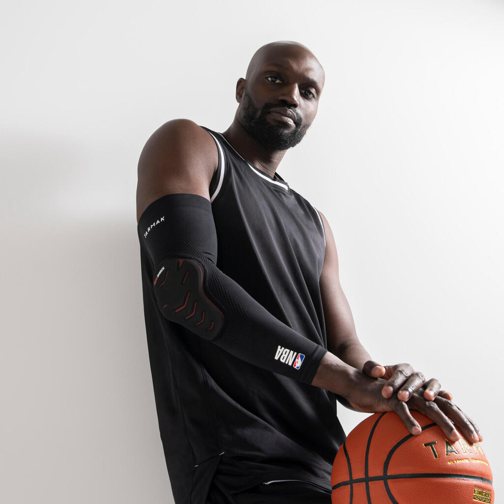 Chránič lakťa na basketbal NBA Dualshock pre dospelých EP500 čierny