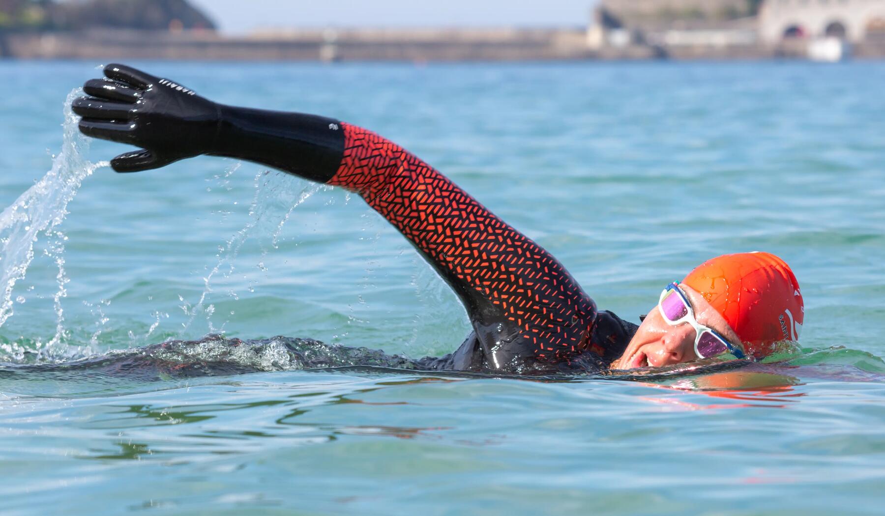 Mujer nadando triatlón