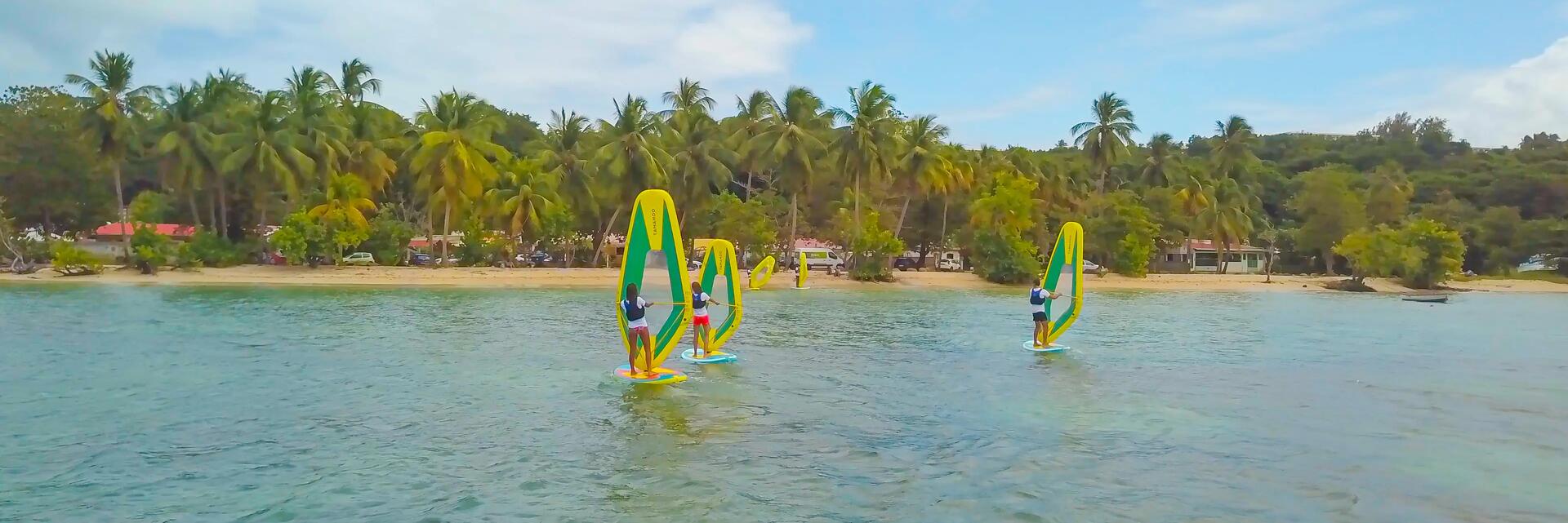 Osoby pływające na windsurfingu