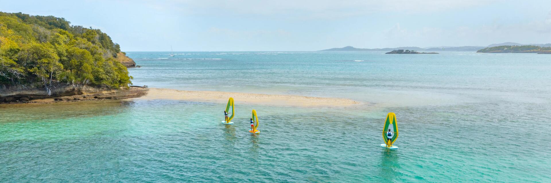 Grupa osób na deskach windsurfingowych