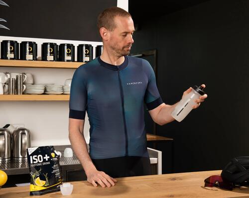 Sportif choisissant entre une boisson isotonique ou des électrolytes