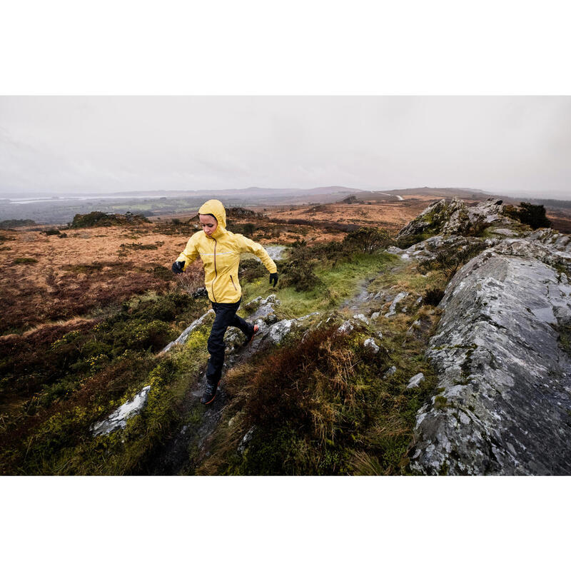 VESTE IMPERMEABLE PLUIE DE TRAIL RUNNING MANCHES LONGUES FEMME JAUNE OCRE