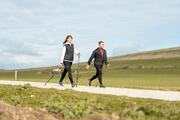 muž a žena s holemi na nordic walking