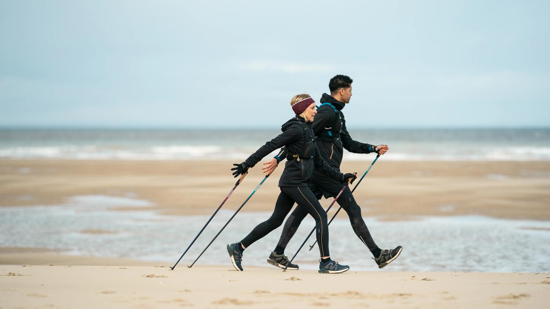 Ein Paar macht Nordic Walking mit den richtigen Schuhen