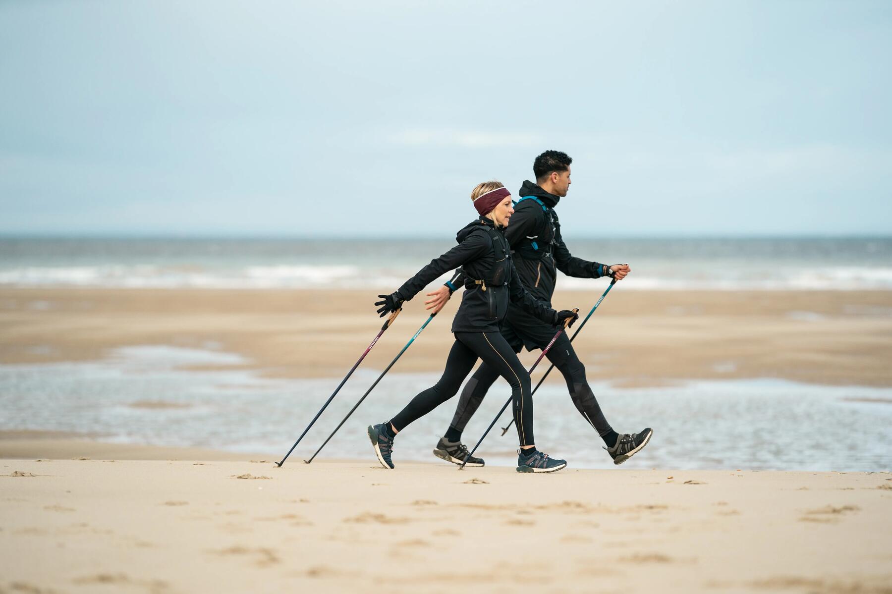 personas haciendo marcha nórdica