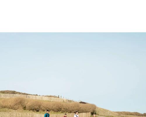 ludzie idący w strojach sportowych z kijkami do nordic walking