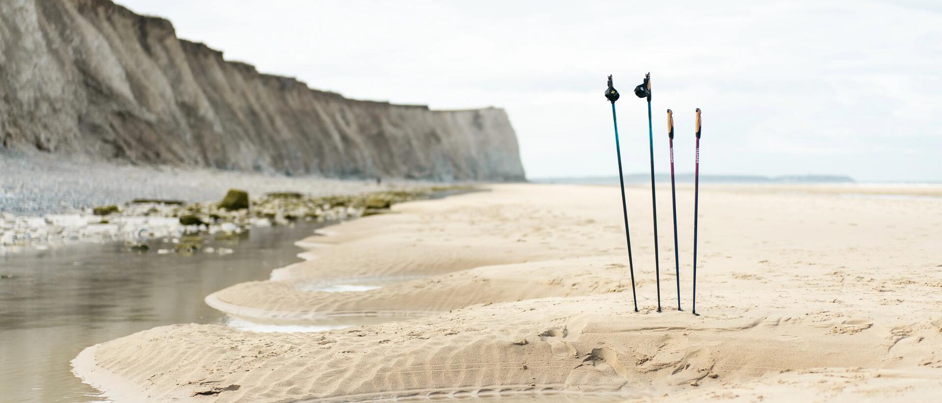 koje do nordic walking wbite w piasek na plaży