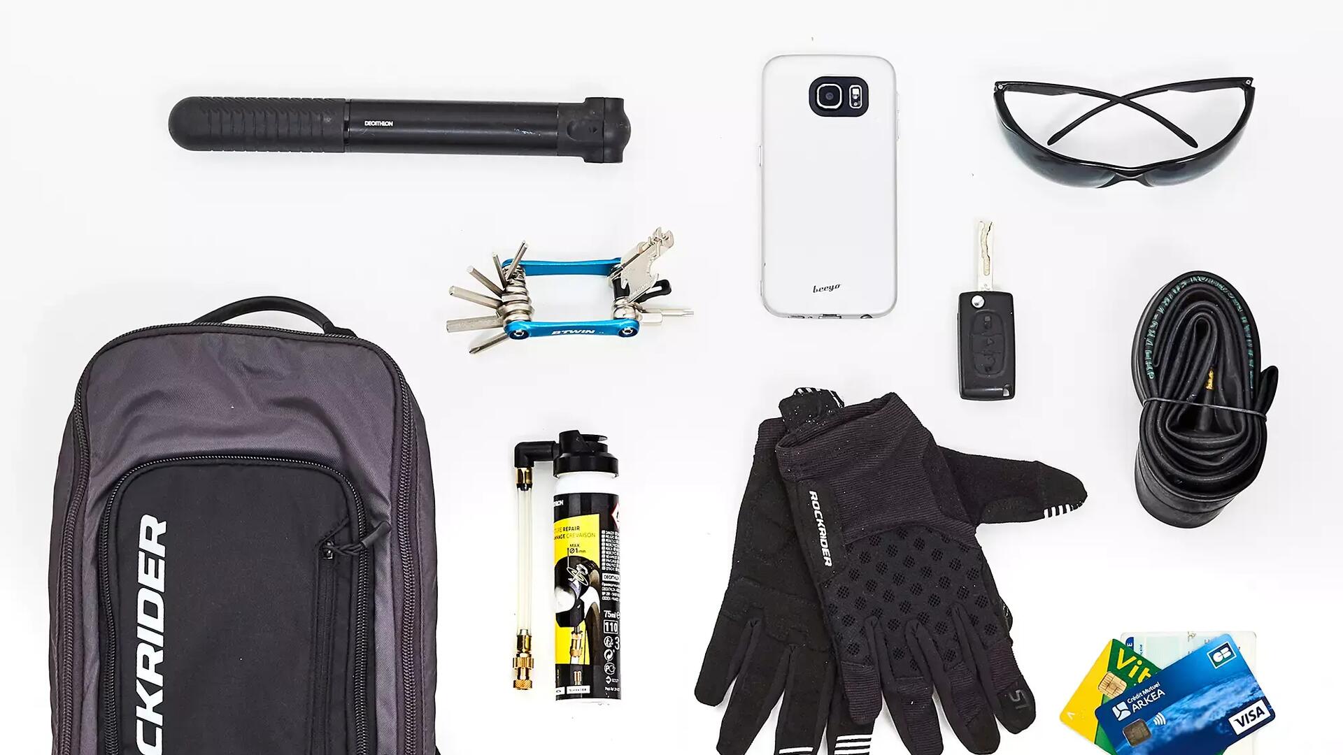 EMPORTEZ LE NÉCESSAIRE…