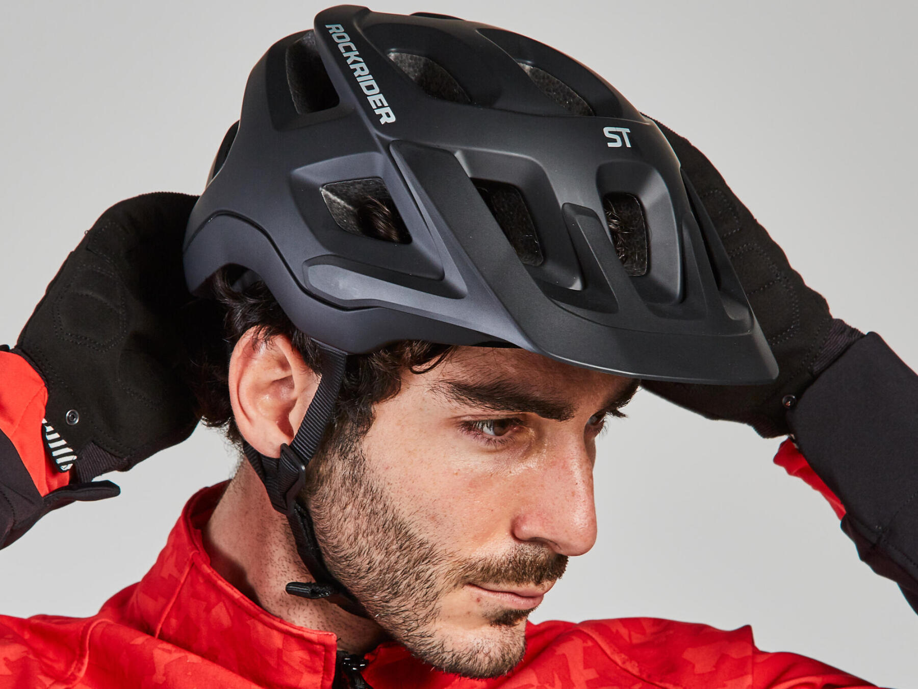 homem com capacete de bicicleta decathlon