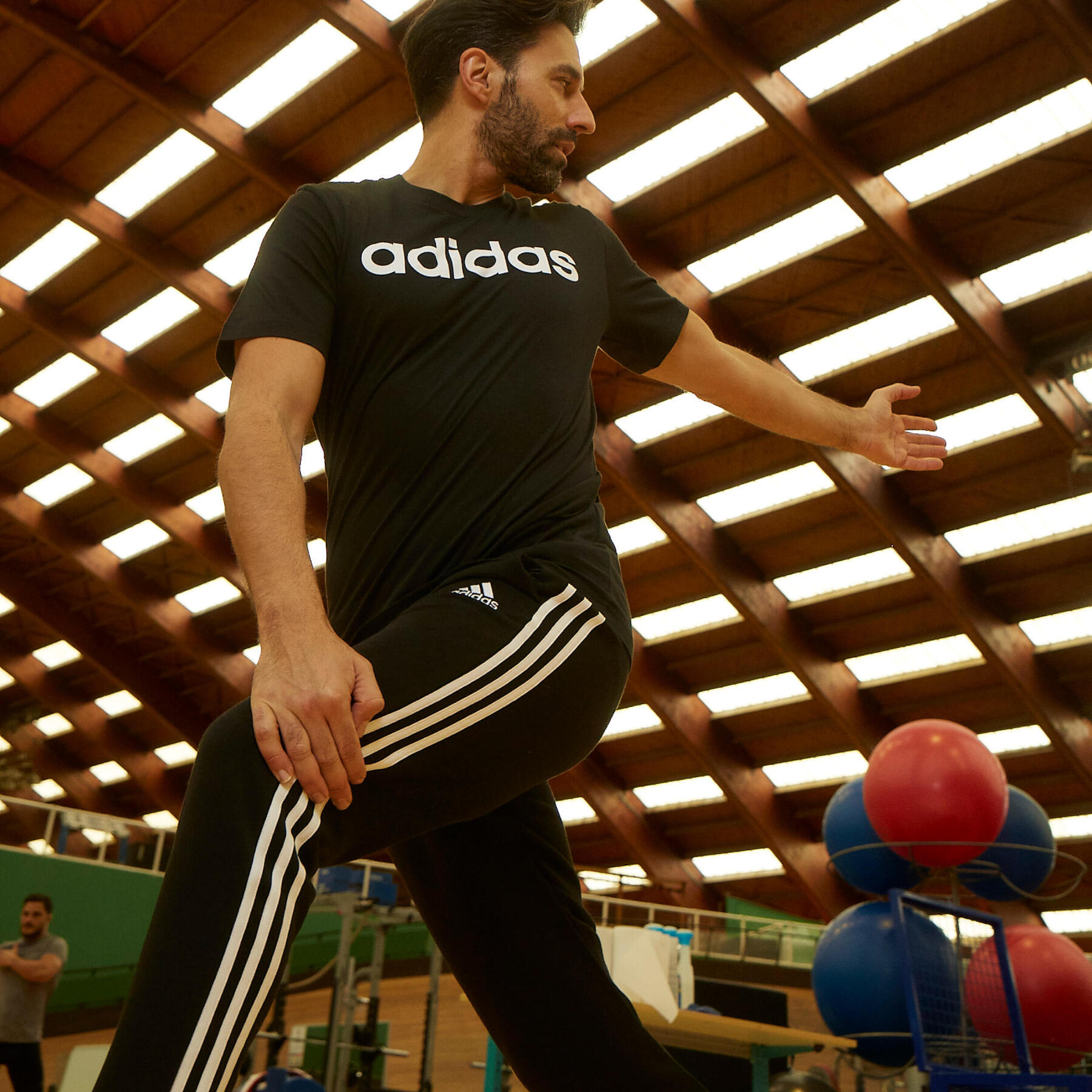 Statisches Dehnen der Oberschenkelrückseite zur Erhaltung der Flexibilität nach dem Training!