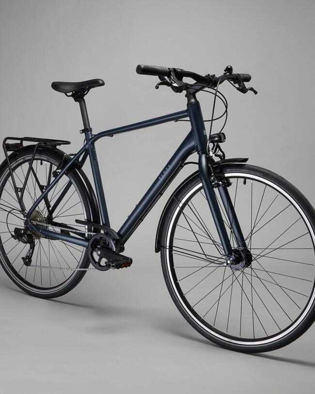 Dunkelgraues Fahrrad mit Gepäckträger, Beleuchtung und schwarzen Details