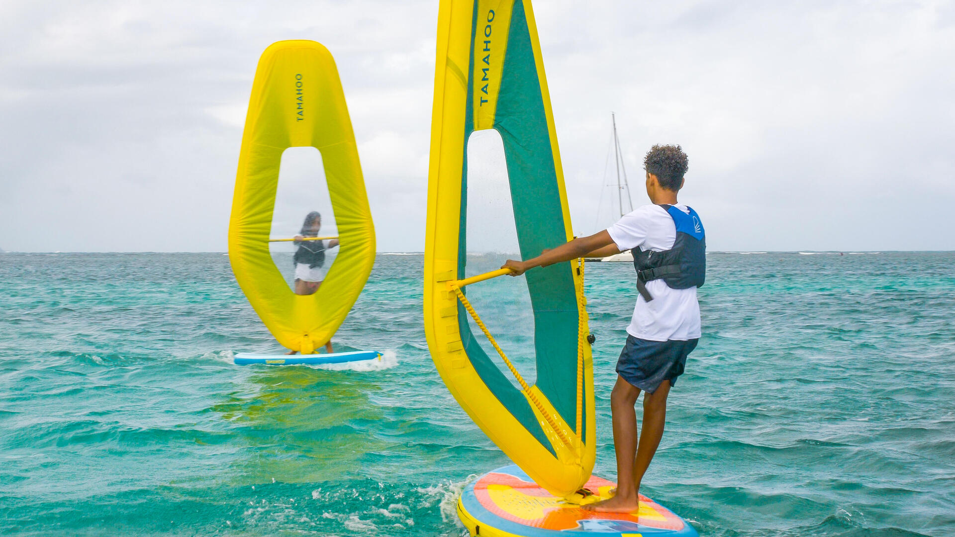 Chłopak pływający na windsurfingu