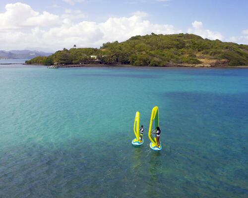 Zwei Personen nutzen Riggs beim Windsurfen