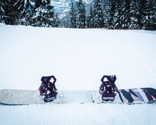 deska snowboardowa z wiązaniami