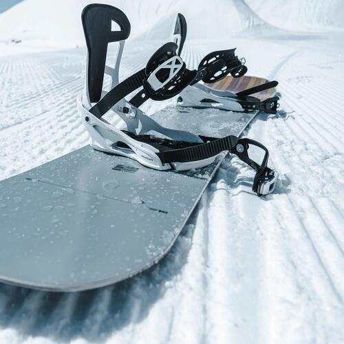 Snowboard s viazaním na zjazdovke