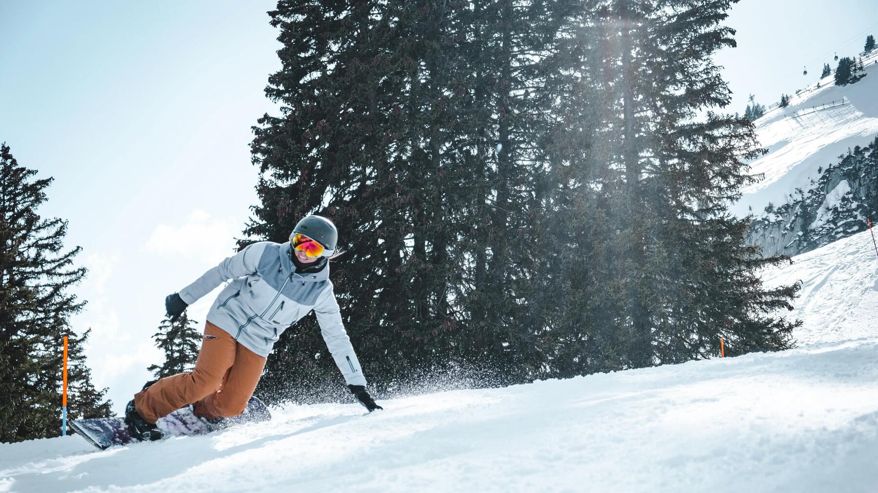 Osoba zjeżdżająca na desce snowboardowej ze stoku w Czechach