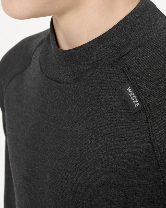 Nahaufnahme von schwarzen Funktionsshirt, auf dem das Wedze-Logo zu sehen ist.
