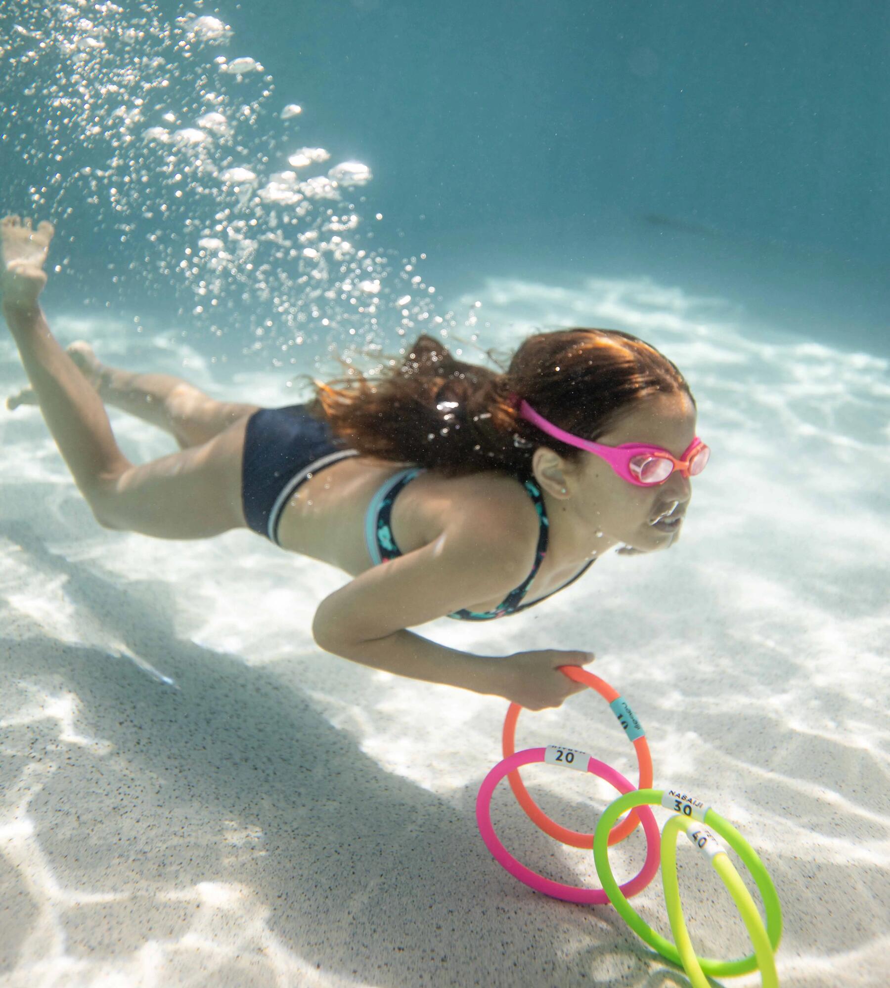 Dziewczynka pływająca z akcesoriami pływackim