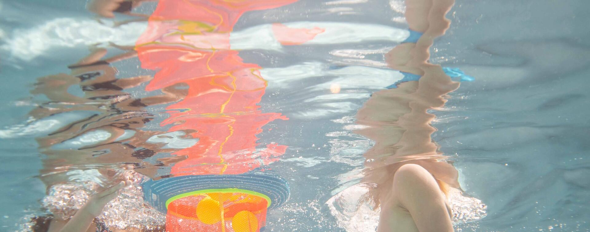bebe na piscina com bola e bracadeiras