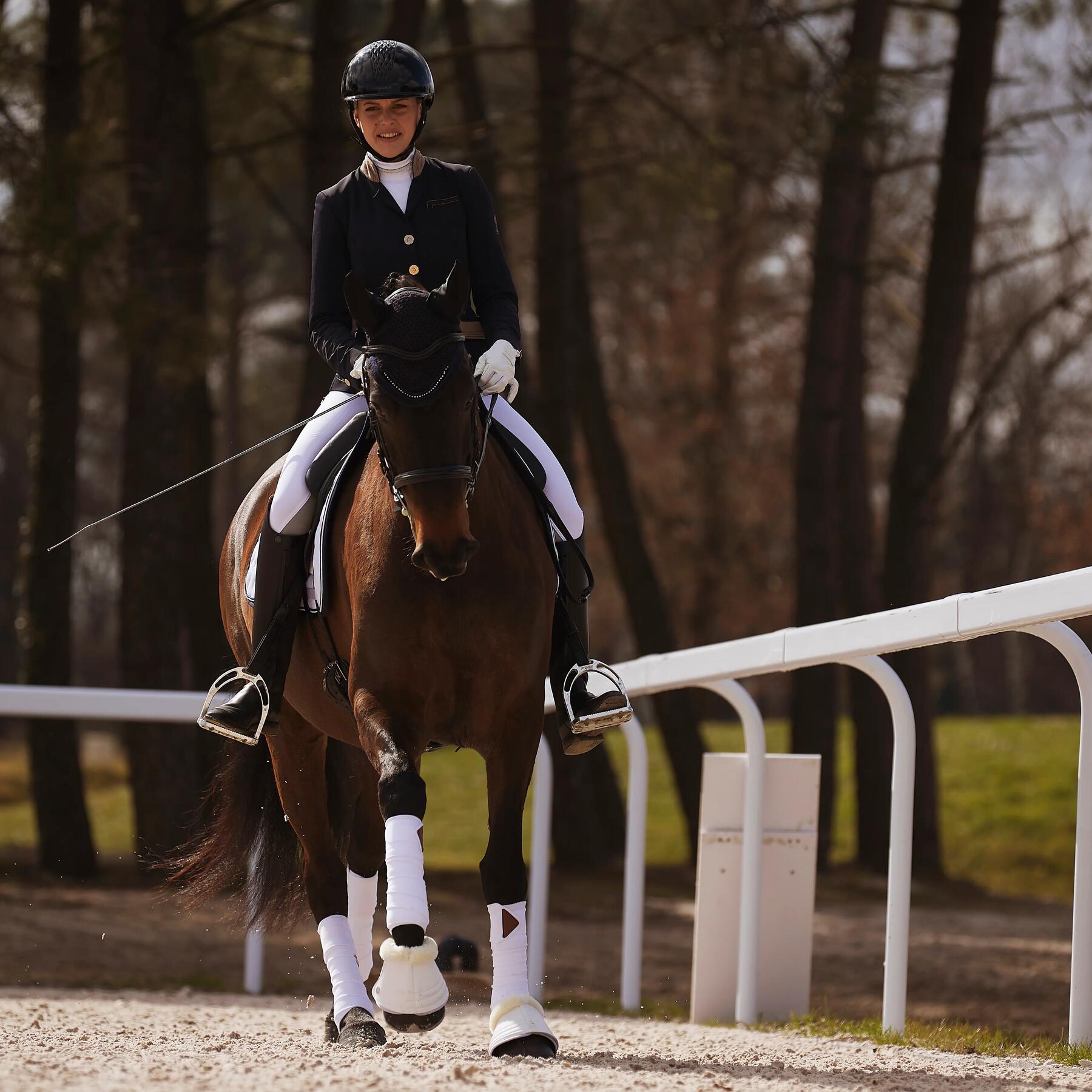 une cavalière de dressage déroule sa reprise avec de la musique